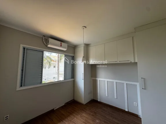 Imagem Encante-se com esta charmosa casa à venda em um dos condomínios mais desejados do bairro! Com ambi...