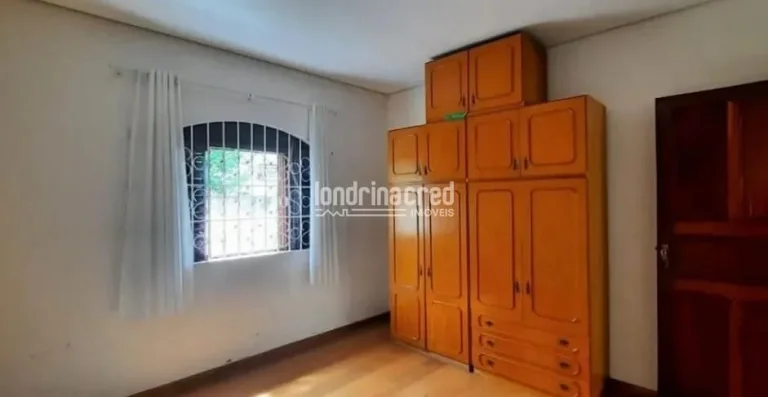 Imagem Casa no Centro de Londrina com amplo terreno de 562m², galpão nos fundos, quintal coberto e árvores frutíferas: fruta do conde, graviola e jabuticabeira.