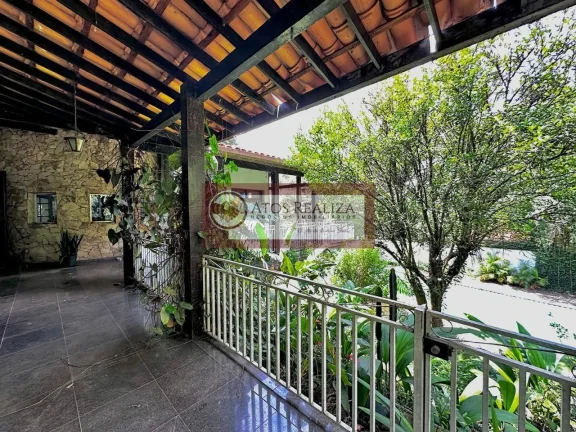 Imagem Sua Oportunidade batendo a sua Porta. Vendo casa em Interlagos 380m² com 4 quartos. VALOR VENDA: R$ 1.600.000 IPTU (anual): R$ 14.205 380 m2 útil 4 dormitórios 2 suítes 6 banheiros Sala de TV ️ Cozinha americana ️ Despensa Lavabo Lavanderia 6 vagas Churra