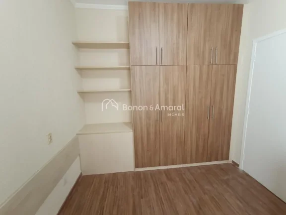 Imagem O imóvel conta com três dormitórios, sendo uma suíte, ampla sala para dois ambientes e garagem p...
