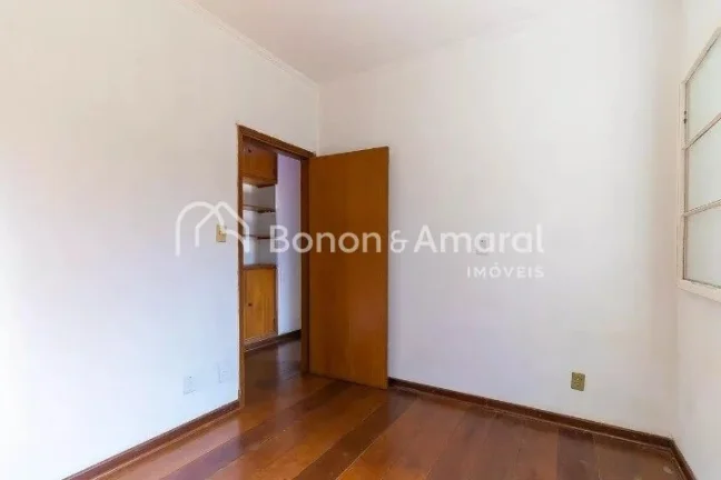Imagem Excelente casa de esquina com 440 m². Possui 4 quartos, sendo 2 suítes, além de salas de estar e ...