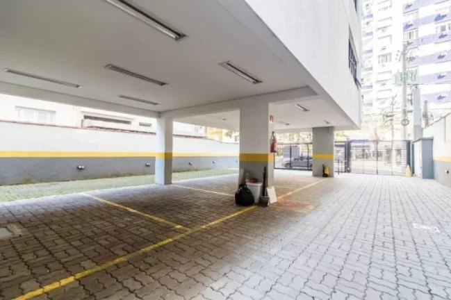 Imagem Vendo ou alugo apenas o prédio todo, são 1581 metros de área construída, dividido em 7 andares com 2 salas por andar. Cada laje tem em torno de 185m²