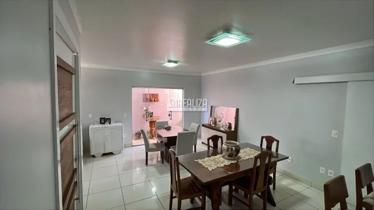 Imagem Casa padrão com 3 dormitórios e piscina climatizada no Parque das Américas