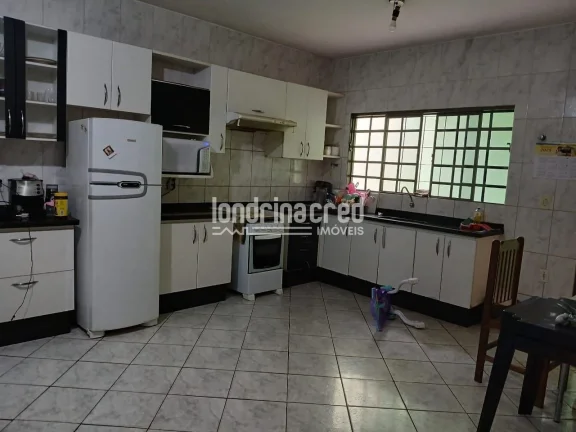 Imagem Ótima Casa na Zona Norte de Londrina: 4 Dormitórios, 2 Banheiros, 2 Vagas de Garagem e 250m² de Terreno. Conforto e Espaço para Sua Família, Agende Sua Visita!