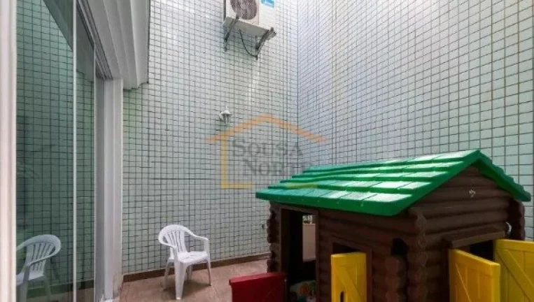 Imagem Casa de condomÃ­nio, com 3 dormitÃ³rios, sendo 3 suÃ­tes, 5 banheiros, possui amplos ambientes, armÃ...