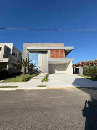 Imagem Casa em condomínio com 4 suítes e 4 vagas de garagem em Camboriú/SC