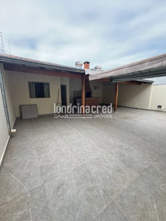 Imagem Casa à venda na Zona Leste de Londrina com 3 quartos, 2 banheiros, cozinha com armários, churrasqueira, quarto e banheiro nos fundos, em terreno de 250m²