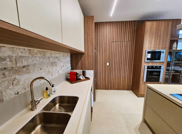 Imagem Casa de Luxo à Venda na Riviera de São Lourenço Módulo 16: 5 Quartos, 5 Suítes, Piscina e Área Gourmet