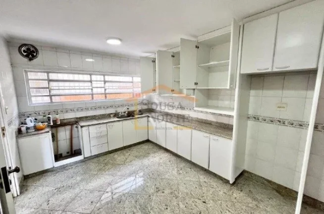 Imagem Casa espaçosa com 200 m² de área construída, composta por 4 dormitórios, sendo 2 suítes, e 4 b...