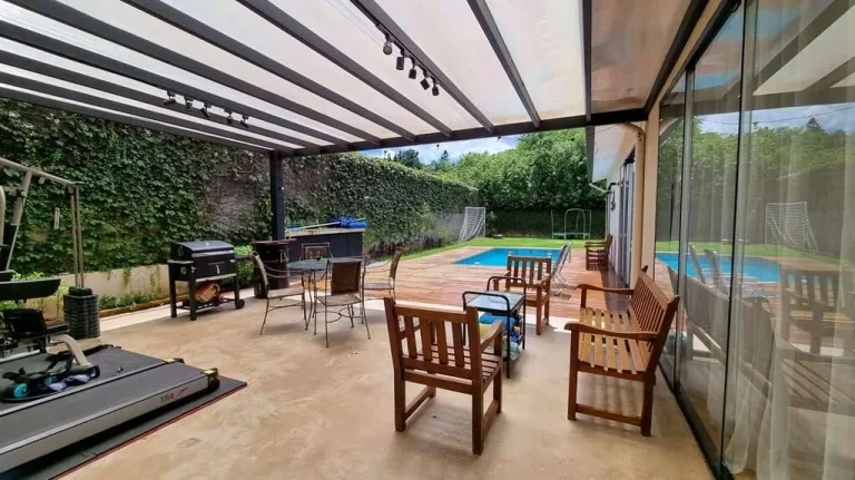 Imagem TÉRREA, 3 suítes, piscina, em rua fechada no Miolo da Granja!