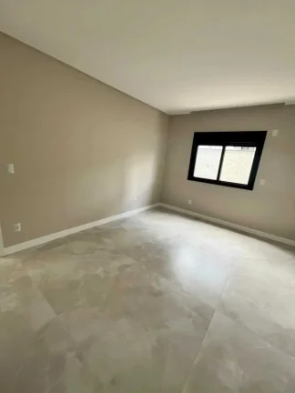 Imagem Casa de alto padrão com 4 dormitórios sendo 3 suítes e 4 vagas de garagem em Camboriú/SC