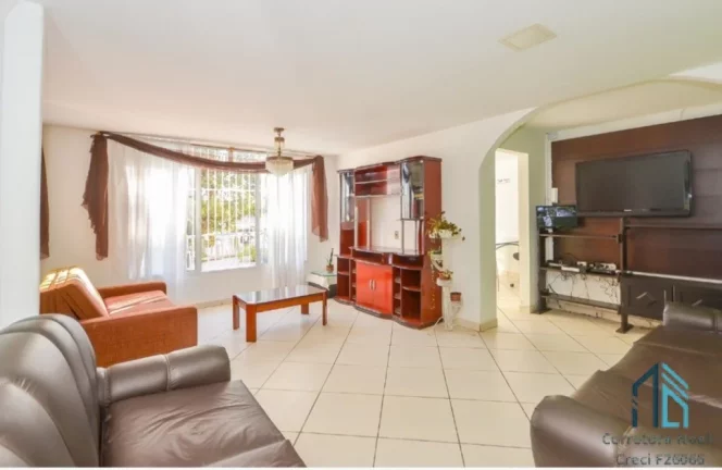 Imagem Casa a venda Semi mobiliada, 05 quartos, em ótima localização, no Bacacheri em Curitiba PR