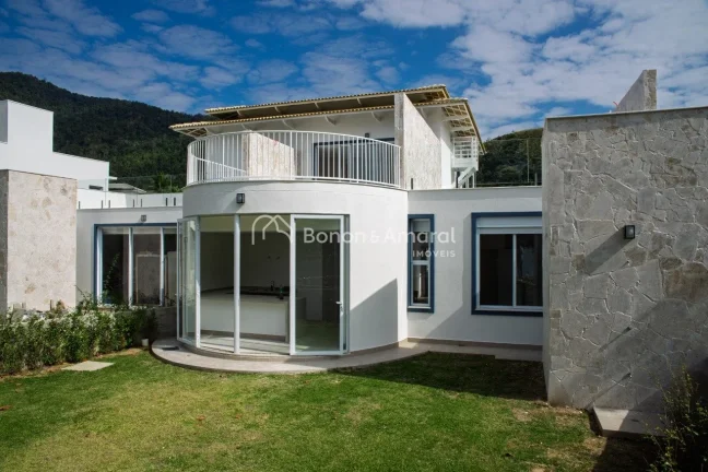 Imagem Casa a venda frente ao mar na Praia das Cigarras em São Sebastião, localizada em condomínio fecha...