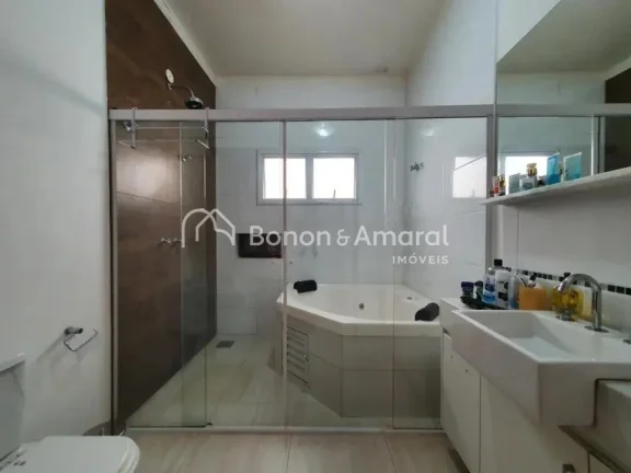 Imagem Esta casa impecável no Condomínio Fiorella em Valinhos oferece um ambiente extremamente arejado e ...