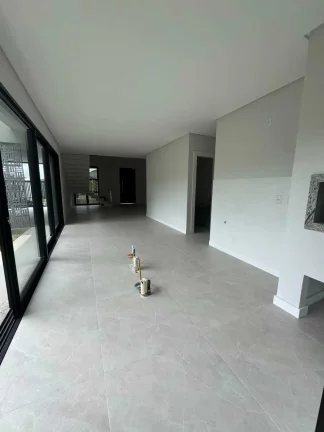 Imagem Casa com 3 dormitórios sendo 3 suítes e 2 vagas de garagem em Joinville/SC
