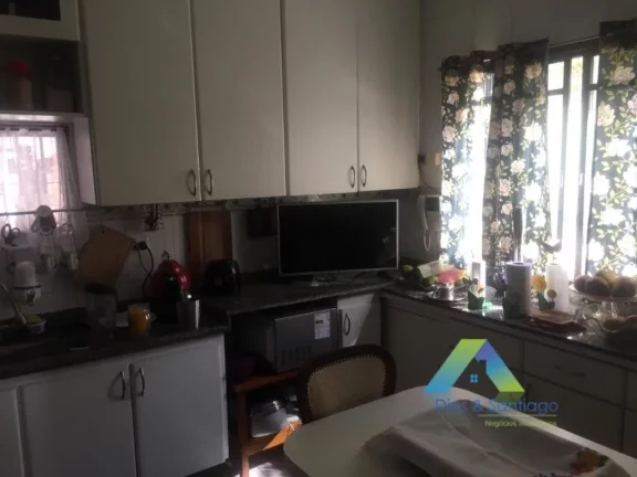 Imagem Ótimo Sobrado com 3 dormitórios, 5 vagas de garagem com amplo espaço em bairro tranquilo com ótima localização.