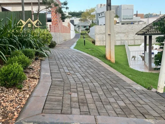 Imagem Casa em Condomínio de Luxo na Vila Shalon em Foz do Iguaçu-PR: 3 quartos, 3 suítes, 3 salas, 4 banheiros, 4 vagas, 230m².