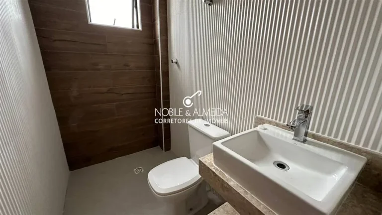 Imagem Fino acabamento, piscina e 2 vagas de garagem privativas.