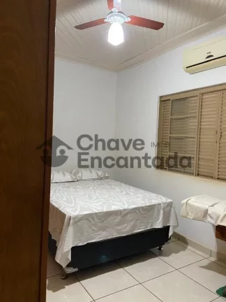 Imagem Casa no centro com quintal amplo e varanda coberta