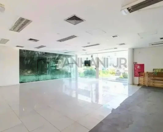 Imagem Casa Comercial para Locação no Jardim Europa, São Paulo-SP: 6 Salas, 4 Banheiros, 10 Vagas de Garagem, 1.003m² de Área.