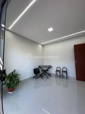 Imagem Linda casa totalmente reformada, localizada na parte alta do bairro, em região tranquila e de excel...