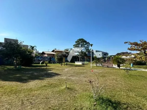 Imagem Casa com 3 dormitórios sendo 1 suíte e 2 vagas de garagem - Campeche, Florianópolis/SC