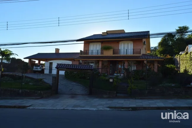 Sobrado com 04 dormitórios sendo 01 suite com closed e hidromassagem.