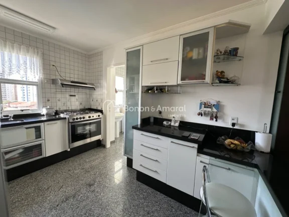 Imagem Amplo apartamento com ambientes bem distribuídos e ótima integração entre os espaços. A cozinha...