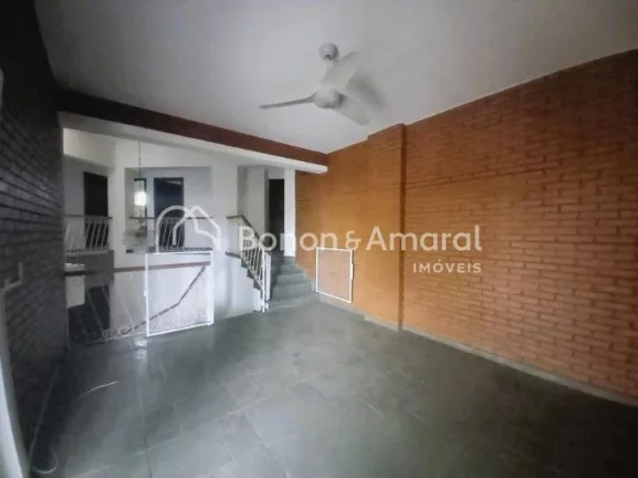 Imagem Oportunidade de negócio! Espaçoso sobrado com 5 quartos sendo 4 suítes, escritório, 7 banheiros,...