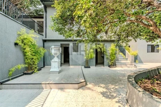 Imagem Casa Comercial para Locação em Jardim Paulista, São Paulo-SP: 8 Salas, 4 Banheiros, 10 Vagas de Garagem, 550 m² de Área.