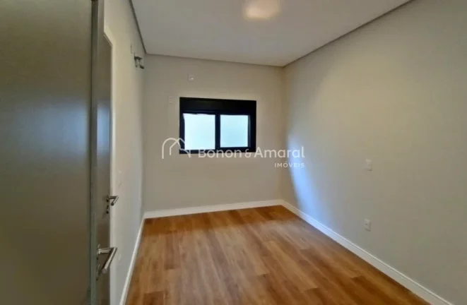 Imagem Com arquitetura moderna e ambientes aconchegantes, esta residência oferece um living integrado para...