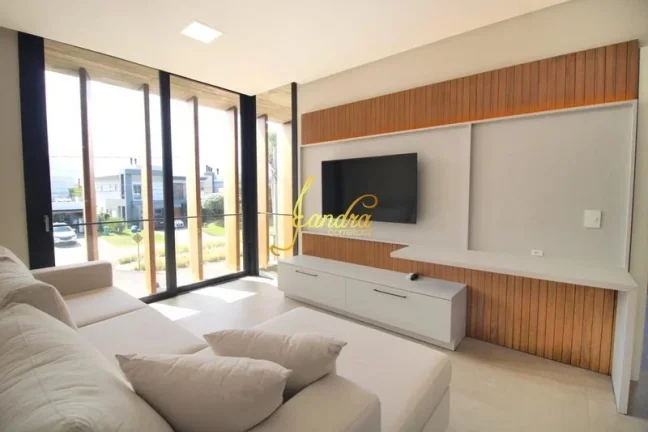 Imagem Belíssima Sobrado no Condomínio Enseada! Estilo Contemporâneo, composto por 05 suítes com sacada