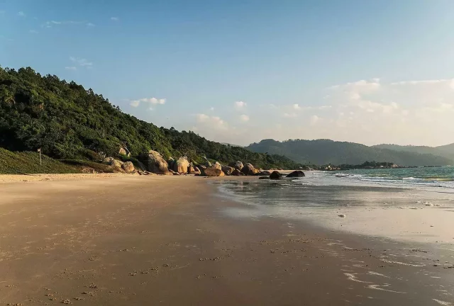 Imagem Apartamento mobiliado com 2 dormitórios e 1 vaga, Praia da Armação Governador Celso Ramos/SC