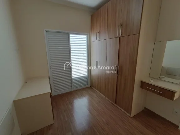 Imagem O imóvel conta com três dormitórios, sendo uma suíte, ampla sala para dois ambientes e garagem p...