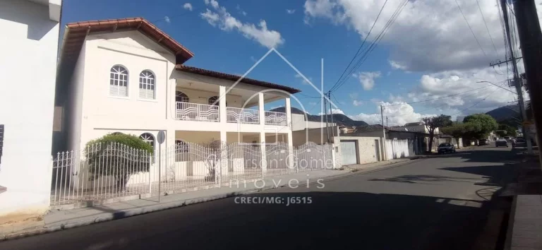Imagem Casa à Venda - Com 2 pavimentos - Centro - Mantena - MG