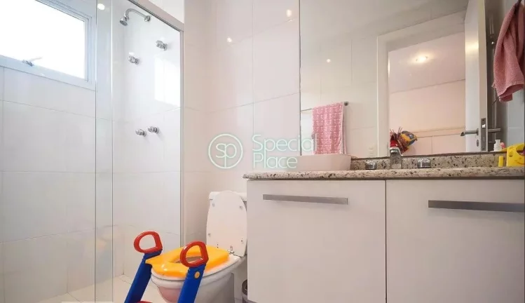 Imagem Amplo apartamento à venda com 4 quartos, sendo 3 suítes, e 5 banheiros no total. Este apartamento ...