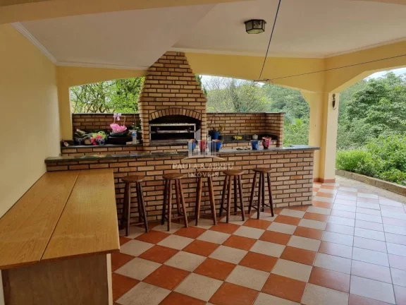 Imagem Casa de Alto Padrão 4 quartos sendo 1 suíte, 3 Banheiros, Salas espaçosas, 4 Vagas, Área Lazer com Churrasqueira, Campo Pq no Jardim Petrópolis, Ribeirão Pires-SP