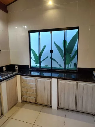 Imagem Casa alto padrão com 3 dormitórios sendo 1 suíte e garagem ampla em Balneário Camboriú