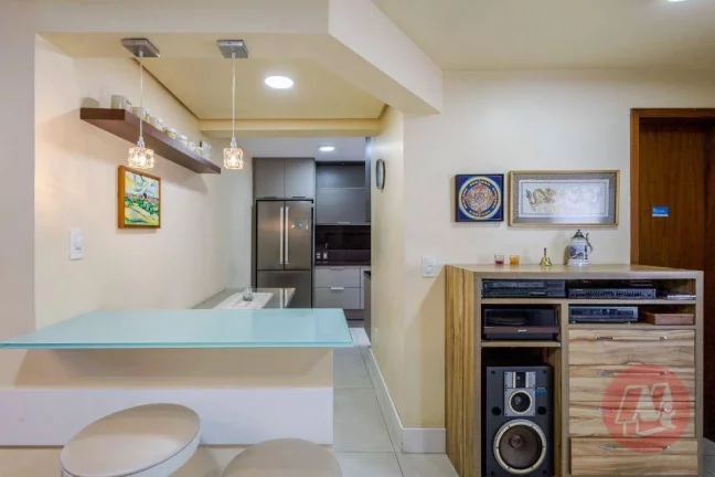 Imagem Casa de 208 m² com 4 quartos, 3 vagas e piscina.