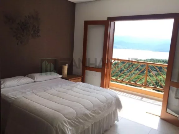 Imagem Venha se encantar com esta deslumbrante casa localizada no exclusivo Condomínio Yacamim, em Ilhabela, que oferece uma vista espetacular para o mar. E