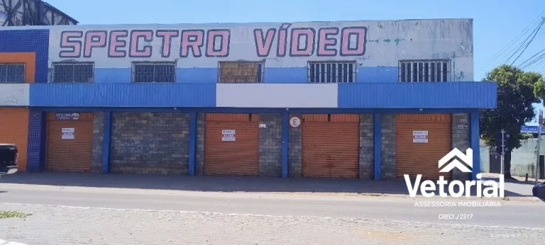 Imagem Ponto Comercial no Centro de Barreiras, formato retangular, frente ampla, 04 vagas de garagem frontal, 02 banheiros, depósito.