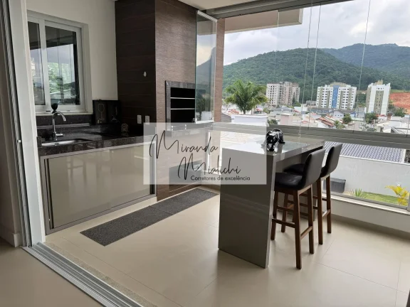 Imagem Casa de Alto Padrão com 640 m² de Construção, Piscina Natural e Energia Solar