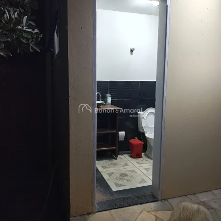 Imagem Esta chácara é o refúgio ideal para quem busca tranquilidade sem abrir mão do conforto. Com trê...