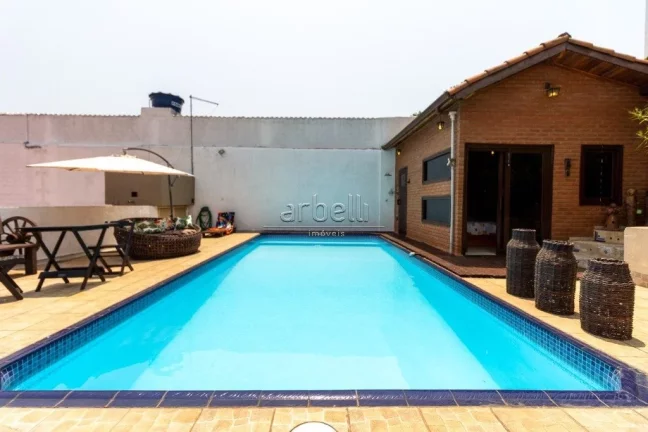 Imagem Casa com 460 metros quadrados de área total e 250 metros quadrados de área construída. Com 4 dorm...