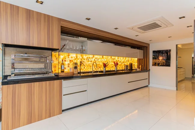 Imagem Apartamento de Alto Padrão de 3 suítes em Moema com 330m² e 4 vagas de garagem.