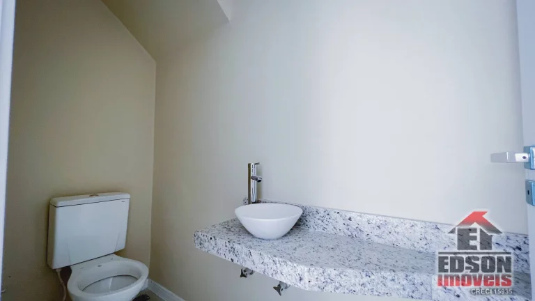 Imagem À venda casa em condomínio com 3 quartos, sendo 1 suíte e 2 demi-suíte