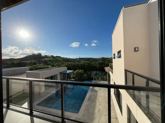Imagem Casa Nova de Alto Padrão à Venda em Condomínio Tranquilo