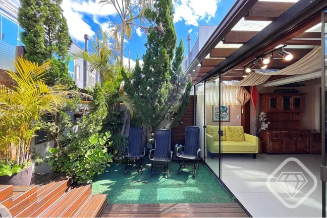 Imagem Sobrado 3 dormitórios, suíte com sacada, lareira e espaço gourmet. Bairro Hípica, Zona Sul de Po...