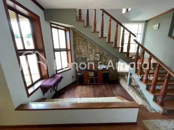 Imagem Linda casa à venda em condomínio fechado. Casa assobradada com hall de entrada, três salas grande...