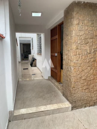 Imagem Sobrado 100% Reformado, 168m², 3 Dormitórios sendo 2 suítes , 2 vagas de garagem e no bairro do Boqueirão